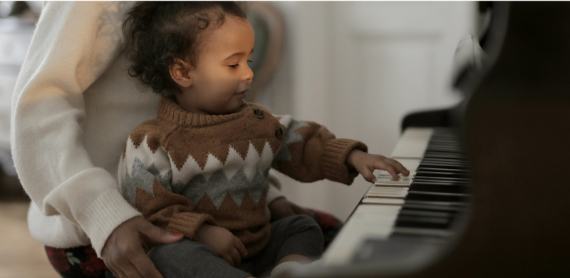 Niña con piano