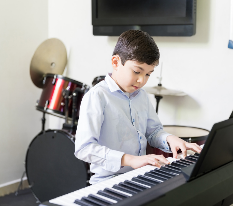 Niño tocando el piano